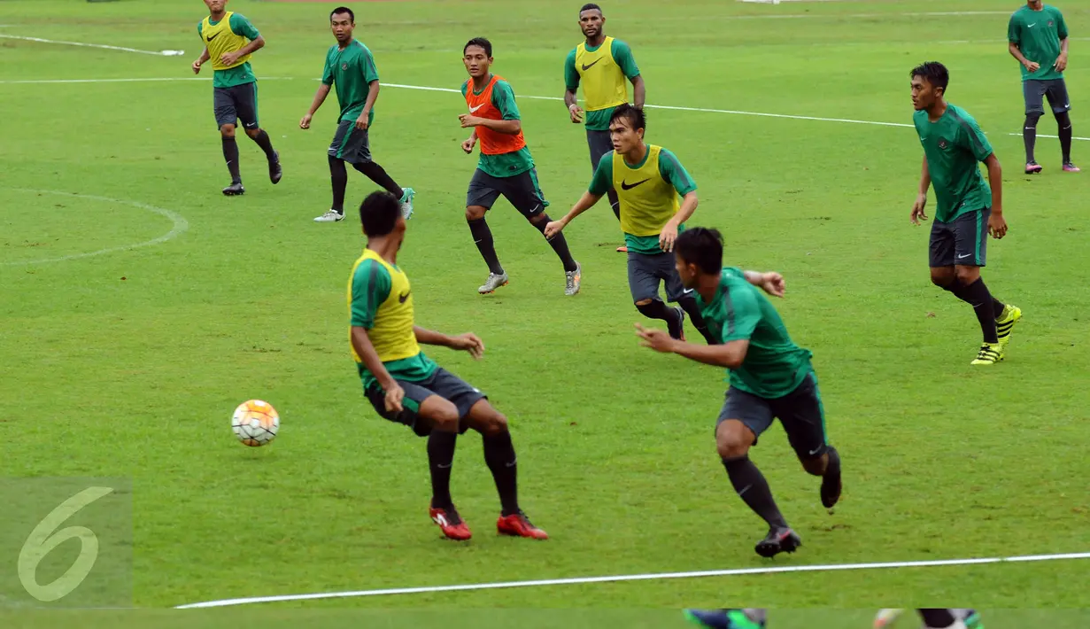 Sejumlah pemain berlari saat mengikuti latihan seleksi Timnas Indonesia U-22 di Lapangan SPH Karawaci, Tangerang, Selasa (21/2). Latihan seleksi tahap pertama Timnas Indonesia U-22 dipimpin langsung pelatih Luis Milla. (Liputan6.com/Helmi Fithriansyah)