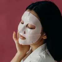 Ilustrasi pemakaian masker wajah. (Sumber foto: Pexels.com).