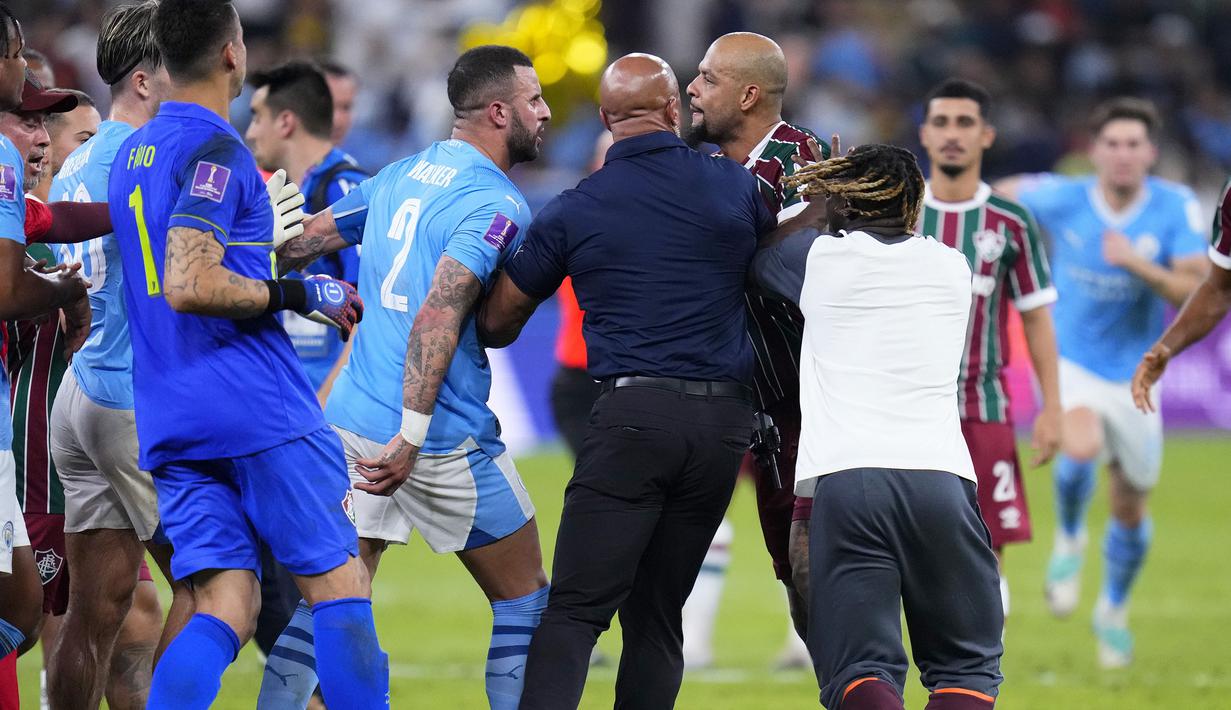 Sejumlah ofisial pertandingan dan pemain berusaha memisahkan pemain Manchester City, Kyle Walker dan pemain Fluminense, Felipe Melo setelah laga final Piala Dunia Antarklub 2023 di King Abdullah Sports City, Jeddah, Arab Saudi, Sabtu (23/12/2023) dini hari WIB. (AP Photo/Manu Fernandez)