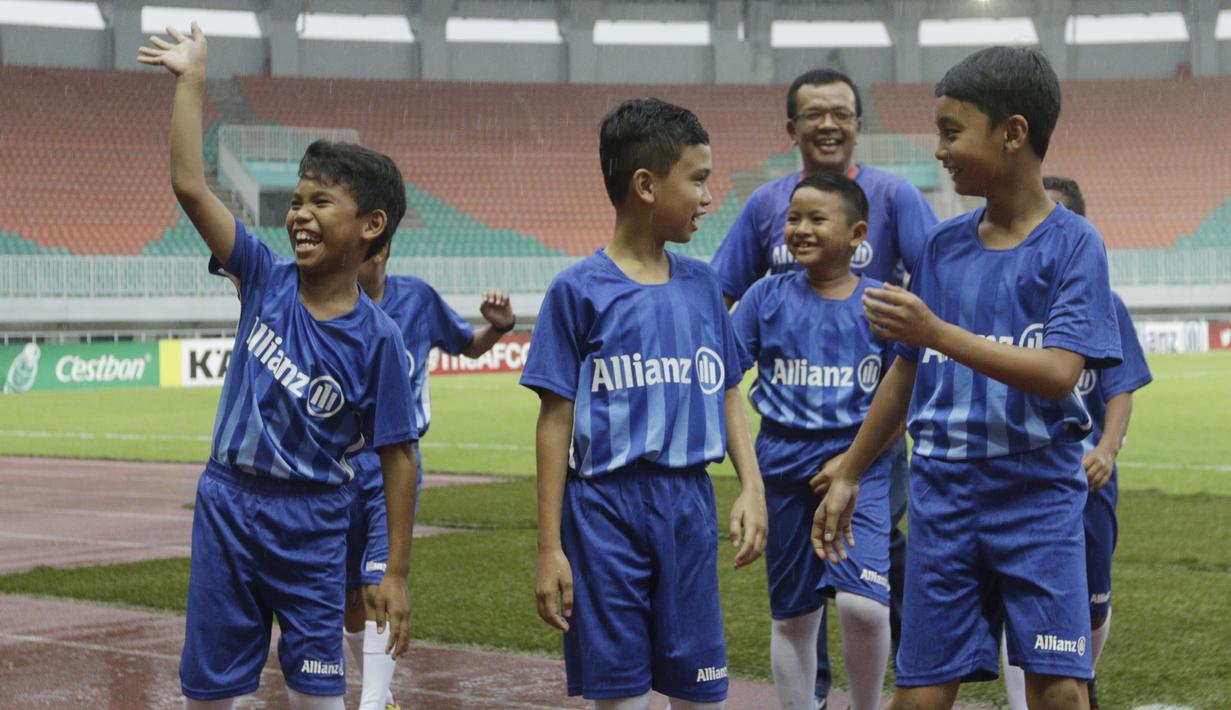 Sejumlah anak-anak dari suporter PSM Makassar usai menjadi pendamping saat laga Piala AFC melawan Home United di Stadion Pakansari, Bogor, Selasa (30/4). Kesempatan ini diberikan oleh Allianz sebagai salah satu sponsor. (Bola.com/Yoppy Renato)