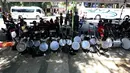 Alat musik marching band tergeletak sebelum dimulainya Karnaval Kemerdekaan Pesona Parahyangan 2017 di sekitar Gedung Sate, Bandung, Sabtu (26/8). Karnaval ini merupakan rangkaian dan penutupan HUT Kemerdekaan RI ke-72. (Liputan6.com/Johan Tallo)