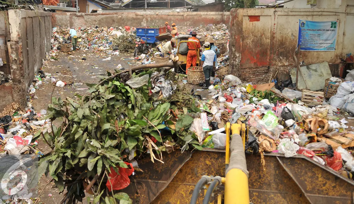 Tumpukan sampah di tempat pembuangan di kawasan Pasar Minggu, Jakarta, Senin (26/10). Data Dinas Kebersihan volume sampah di ibu kota  Jakarta meningkat menjadi 6.700 ton per hari, dari semula yang dibawah 6.000 ton per hari. (Liputan6.com/Gempur M Surya)