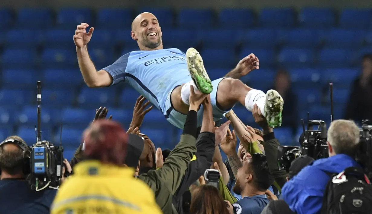 Bek Manchester City, Pablo Zabaleta, diangkat rekan setimnya usai pertandingan Liga Inggris melawan West Bromwich Albion di Stadion Etihad, Selasa, (16/05/2017). Zabaleta resmi pamit dari klub Manchester City. (AFP/ Anthony Devlin)