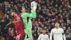 Kiper Real Madrid,&nbsp;Thibaut Courtois, tampil heroik saat timnya bersua Liverpool&nbsp;pada laga keempat league phase Liga Champions musim ini di Stadion Anfield, Rabu (5/11/2025) dini hari WIB. Meski Madrid kalah 0-1, Courtois berhasil melakukan delapan penyelamatan. (AP Photo/Jon Super)