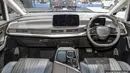 Interior Maxus Mifa 9 tidak menunjukkan tampilan dan garis desain glamor atau futuristis seperti mobil listrik atau mobil mewah. Model interiornya cenderung mengedepankan kesan minimalis yang modern dan elegan. Fitur-fitur yang ada di interiornya antara lain sunroof depan, trim interior kulit, ambient light dengan 64 warna, pemanas dan pendingin jok, layar infotainment berukuran 12,3 dilengkapi konektivitas Apple CarPlay dan Android Auto, instrument cluster 7,0 inci, kaca spion tengah kamera, serta audio dengan 12 speaker. (Source: paultan.org)