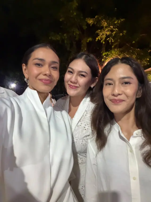 Reuni Geng Cinta di Festival Lampion Borobudur, Gaya Serasi Dian Sastrowardoyo, Adinia Wirasti, dan Sissy Prescillia Curi Perhatian