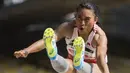 Atlet lompat jauh Indonesia, Maria Londa, melakukan lompatan saat tampil pada ajang SEA Games di Stadion Bukit Jalil, Kuala Lumpur, Jumat (25/8/2017). Maria meraih perak dengan lompatan 6,67 meter. (Bola.com/Vitalis Yogi Trisna)