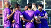 Seluruh elemen tim, terutama para pemain Persik tampak cerita menjelang laga perdana BRI Super League 2025/2026 kontra Bali United di Stadion Kapten I Wayan Dipta Gianyar, Bali, Minggu (10/8/2025). (Bola.com/Gatot Sumitro)
