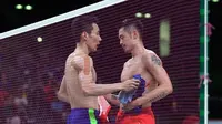 Lee Chong Wei (kiri)  dan Lin Dan bertukar bjersey usai berlaga pada semifinal bulutangkis Olimpiade Rio 2016 di  Riocentro stadium, Rio de Janeiro, (19/8/2016). (AFP/Goh Chai Hin)