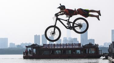 Aksi Pesepeda Melompat ke Danau dalam Festival di Wuhan