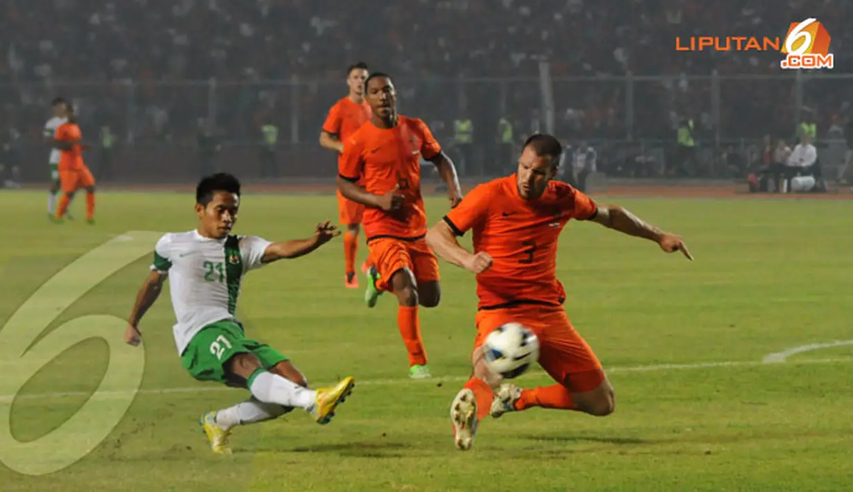 Beberapa kali penyerang Timnas Indonesia (Andik Vermansyah) merepotkan pemain belakang Belanda dalam laga yang dihelat di Stadion GBK pada 7 Juni 2013 (Liputan6.com/Helmi Fithriansyah)