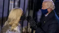 Lady Gaga tampil dalam kampanye capres AS Joe Biden,  2 November, di Pittsburgh, AS. (AP Photo/Andrew Harnik)