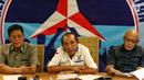 Politisi senior Partai Demokrat (PD) Max Sopacua (tengah) didampingi politisi-politisi senior PD lainnya yang tergabung dalam Gerakan Moral Penyelamatan Partai Demokrat (GMPPD) memberikan keterangan pers terkait koalisi Partai Demokrat di Jakarta Pusat, Kamis (13/6/2019). (Liputan6.com/Johan Tallo)