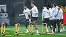 Para pemain Liverpool melakukan latihan jelang laga melawan Bayer Leverkusen pada pertandingan keempat Liga Champions 2024-2025  di Stadion Anfield. (AFP/Paul Ellis)