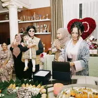 Melihat gaya santun Krisdayanti saat rayakan ulang tahun (@attahalilintar)