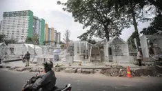 Pekerja melakukan proses pembangunan pusat usaha kuliner di Jalan Matraman Dalam tepatnya dekat Masjid Matraman, Kelurahan Pegangsaan, Kecamatan Menteng, Rabu (14/9/2022). Pemerintah Kota (Pemkot) Administrasi Jakarta Pusat bekerja sama dengan Baznas Bazis akan merevitalisasi tempat usaha kuliner seluas 500 meter. (Liputan6.com/Faizal Fanani)