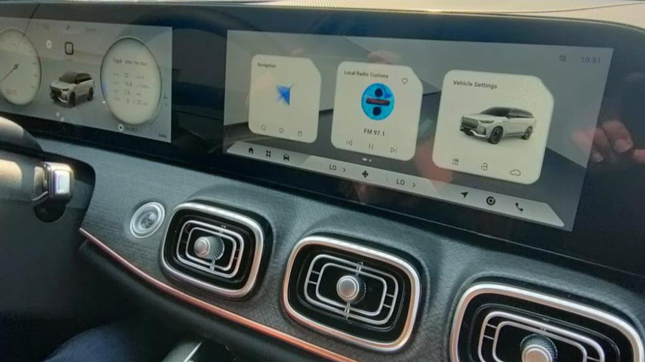 Seperti Chery Tiggo 8 Pro Max yang akan masuk Indonesia, Jaecoo 8 memiliki layar ganda berbentang lebih dari 24 inci, yang berisi multi-information display (MID) dan setting vehicle.&nbsp;