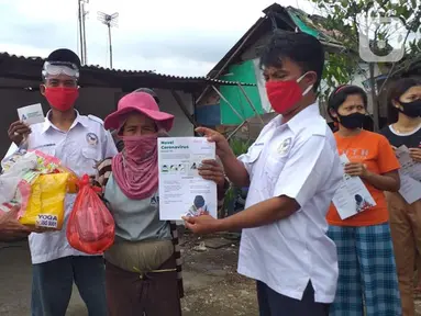 Pemulung dan petugas kebersihan terdampak pandemi Covid-19 menerima bantuan berupa sembako dan perlengkapan kesehatan di Bekasi, Minggu (10/01/2021). Coca-Cola menyalurkan paket bantuan kepada 6.290 Pemulung dan petugas kebersihan seluruh wilayah Indonesia. (Liputan6.com/Pool)