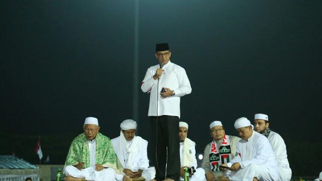 Gubernur Terpilih DKI Jakarta Anies Baswedan menghadiri Milad FPI di Stadion Sepak Bola Kamal, Kapuk Kamal, Jakarta Utara.