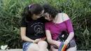 Kesedihan peserta usai terjadi insiden penusukan di tengah parade Gay Pride di Yerusalem, Kamis (30/7/2015). Akibat penusukan tersebut, enam dari dua korban mengalami luka serius. (REUTERS/Amir Cohen)