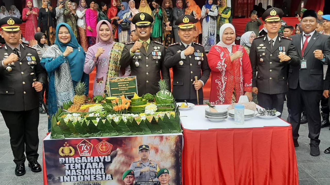 Bikin Kaget, Personel Polri Tiba-Tiba Datangi Markas Kodim Kampar saat HUT TNI