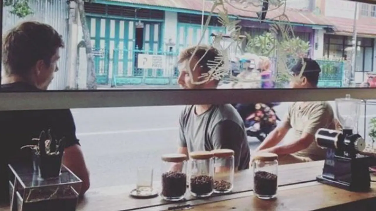 6 Kedai Kopi Pinggir Jalan yang Rasanya Tak Kalah dari Kafe