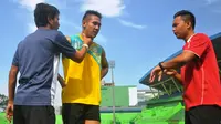Bek muda Arema Cronus, Ryuji Utomo menjalani sesi latihan sendiri didampingi dua asisten pelatih, satu sport teraphy, dan perlengkapan di Stadion Gajayana, Malang, Senin (20/6/2016). (Bola.com/Iwan Setiawan)