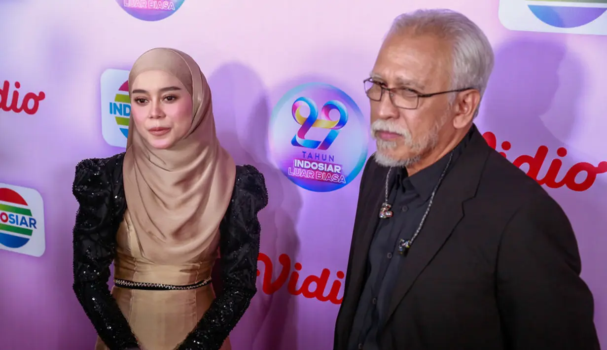 Duet dengan penyanyi senior yang telah menelurkan banyak lagu hits, menjadi pengalaman tak terlupakan bagi Lesti. Selain itu, ia juga bangga karena lagu yang selalu dibawakan saat tampil, dinyanyikan oleh Iwan Fals. [KapanLagi.com®/Muhammad Akrom Sukarya]