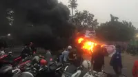 Pendemo membakar di depan TVRI Jakarta.