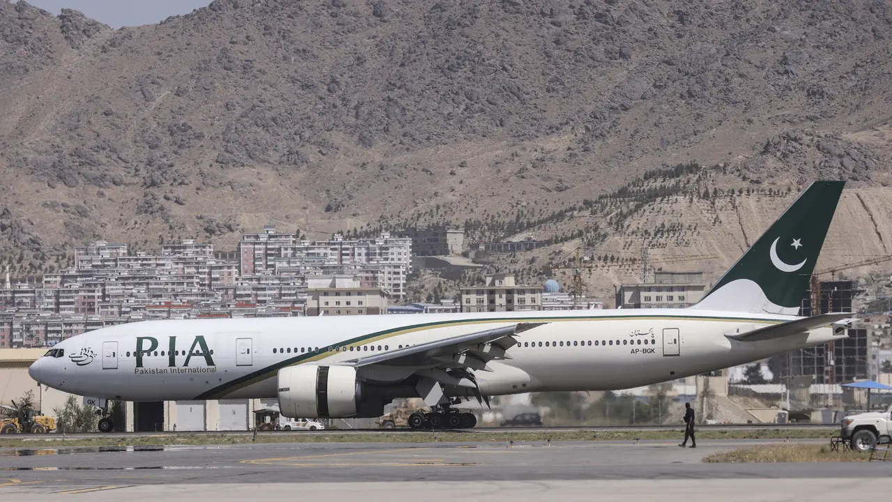 Penerbangan Komersial Asing Pertama Mendarat di Kabul