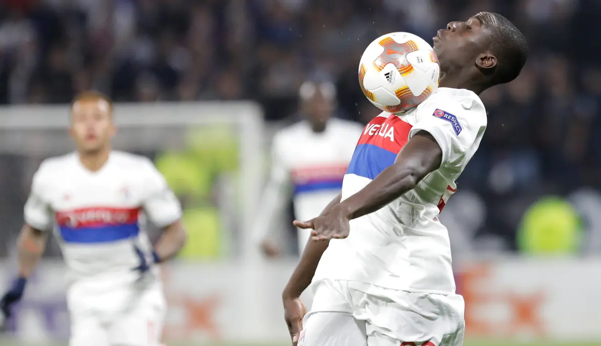 Pemain Olympique Lyonnais, Ferland Mendy berusaha mengendalikan bola pada laga Grup E Liga Europa melawan Everton di Stadion Stade de Lyon, Kamis (2/11). Everton harus menerima kekalahan besar 3-0 dari wakil Liga Prancis tersebut. (AP/Laurent Cipriani)