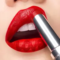 Shu Uemura meluncurkan RD163 dengan 33 tekstur berbeda dalam rangkaian lipstik warna merahnya. Sumber foto: Akun Instagram: @shuuemura.