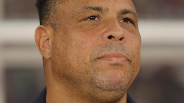 Ronaldo Nazario tampak khidmat menantikan laga antara DRX World Legends menghadapi Barcelona Legends di Stadion Utama Gelora Bung Karno, Jakarta, Sabtu (18/4/2026) malam. (Bola.com/Bagaskara Lazuardi)