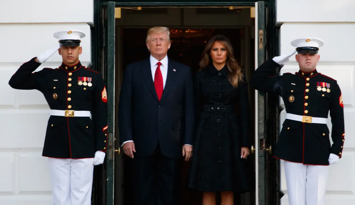 Presiden AS Donald Trump didampingi Ibu Negara, Melania Trump bersiap memimpin upacara peringatan 16 tahun serangan 11 September ke gedung World Trade Center, di Gedung Putih, Senin (11/9). Serangan itu menewaskan sekitar 3.000 orang. (AP/Evan Vucci)
