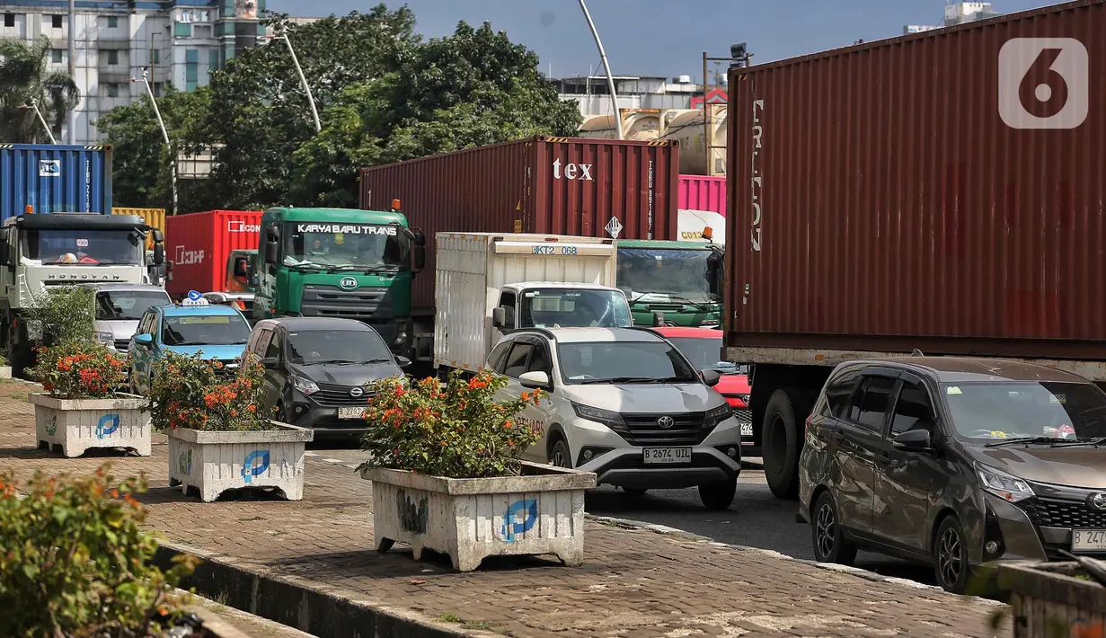 Pada Jumat (18/4/2025) dini hari tadi kendaraan mulai bisa bergerak meski secara perlahan. (Liputan6.com/Angga Yuniar)