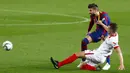 Bek Sevilla, Luuk de Jong kaos bek Barcelona, Gerard Pique pada pertandingan leg kedua babak semifinal Copa del Rey di stadion Camp Nou di Barcelona, Spanyol, Kamis (4/3/2021). Barcelona menang agregat 3-2 atas Sevilla. (AP Photo/Joan Monfort)