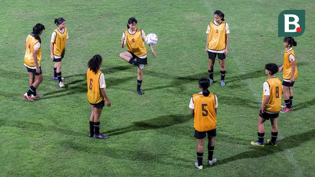 Foto: Kesibukan Coach Satoru Mochizuki saat Pimpin Langsung Latihan Timnas Indonesia Putri U-17