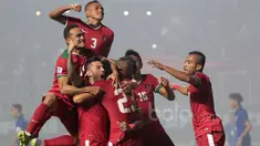 Para pemain Timnas Indonesia merayakan gol Hansamu Yama pada laga Final Piala AFF 2016 di Stadion Pakansari, Bogor, (14/12/2016). Indonesia menang 2-1 atas Thailand. (Bola.com/Nicklas Hanoatubun)