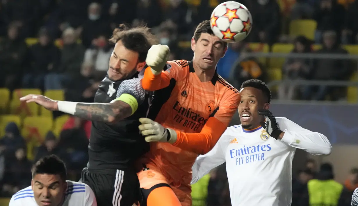Kiper Real Madrid Thibaut Courtois melakukan penyelamatan dari serangan pemain Sheriff Tiraspol pada laga matchday 5 fase grup Liga Champions 2021/22 di Bolshaya Sportivnaya Arena, Kamis (25/11/2021) dini hari WIB. Real Madrid sukses menghajar Sheriff Tiraspol dengan skor 3-0 (AP Photo/Sergei Grits)