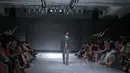 Model memeragakan busana edisi "Luxury Man" rancangan Musa Widyatmodjo pada ajang Jakarta Fashion and Food Festival di Jakarta, Jumat (22/5/2015). Rancangan Musa Widyatmodjo bertema "Luxury Man". (Liputan6.com/Faizal Fanani)