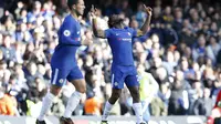 Penyerang Chelsea, Michy Batshuayi merayakan gol yang dicetak ke gawang Watford. Aksinya berbuah gol penyeimbang 2-2 pada laga pekan kesembilan Liga Inggris 2017/2018 di Stamford Bridge, Sabtu (21/10/2017). (Ian KINGTON / AFP)