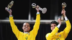 Gelandang Brasil, Kaka berpose dengan "bola emas", bersama dengan striker Brasil, Luis Fabiano yang berhak atas gelar "sepatu emas" setelah final Piala Konfederasi antara AS vs Brasil pada 28 Juni 2009 di Ellis Park, Johannesburg. AFP 