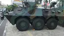 Kendaraan lapis baja Tentara Nasional Indonesia (TNI) terparkir di pusat perbelanjaan di kawasan glodok, Jakarta, Selasa (21/5/2019). Penjagaan berkaitan dengan rencana massa yang akan menggelar aksi unjuk rasa pada 22 Mei 2019 usai pengumanan hasil Pemilu KPU. (Liputan6.com/Herman Zakharia)