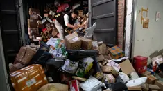 Seorang pekerja ekspedisi sibuk memilah paket untuk dikirim ke pelanggan saat Singles Day di Beijing, China, Senin (11/11/2019). Singles Day menjadi pesta belanja online terbesar di dunia. (NOEL CELIS/AFP)