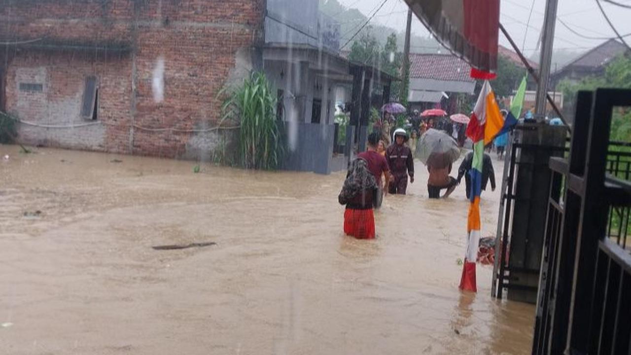 VIDEO: Banjir Bandang Terjang Sukabumi, Polisi Evakuasi Ibu dan Bayi dari Gang Sempit