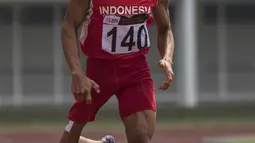 Pelari Indonesia, Mulyono, menjadi yang tercepat pada Invitational Tournament Asian Para Games cabang atletik nomor 200 meter T 42/61/63 di Stadion Madya, Jakarta, Sabtu (30/6/2018). (Bola.com/Vitalis Yogi Trisna)