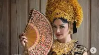 Sisca Mellyana saat sedang mengenakan busana Bali (dok.Instagram/@siscamellyana22_official/https://www.instagram.com/p/CWFRBF4vExz/Komarudin)
