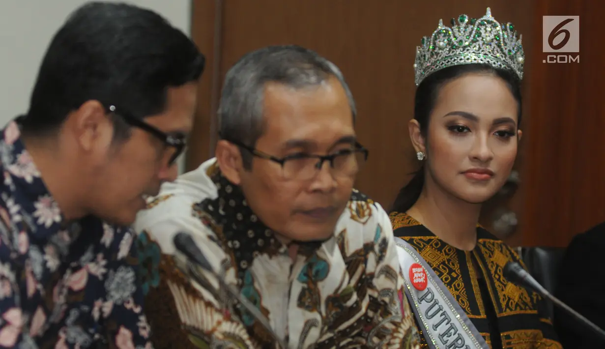 Wakil Ketua KPK Alexander Marwata didampingi Jubir KPK Febri Diansyah (kiri), Puteri Indonesia Lingkungan 2018 Vania Herlambang memberikan keterangan saat kunjungan Finalis Putri Indonesia 2019 di Gedung KPK, Rabu (6/3). (merdeka.com/Dwi Narwoko)