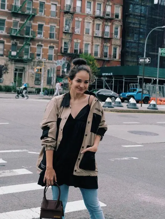 Padu padan pocket shirt, mini dress, dan skinny jeans bikin lookmu makin modis! (Instagram/enzystoria).