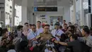 Gubernur DKI Jakarta Anies Baswedan menjawab pertanyaan awak media saat meninjau Halte TransJakarta Bundaran HI yang terintegrasi dengan moda raya terpadu (MRT), Senin (25/3). Halte Bundaran HI menjadi halte TransJakarta pertama yang terintegrasi dengan Stasiun MRT. (Liputan6.com/Faizal Fanani)